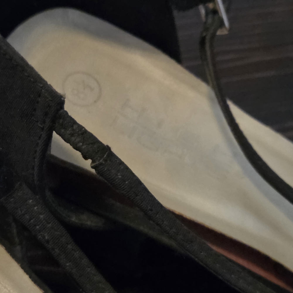 Women's Shoes - Picture 4 of 6